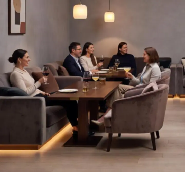 Elegantní lounge zóna Ceska Vibe s pohodlným sezením a měkkým světlem
